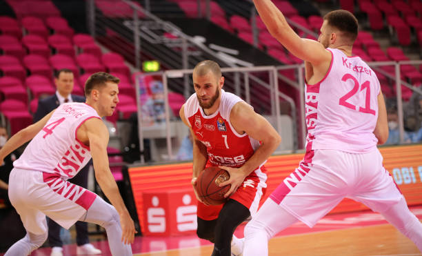 采用AI和 采用AI和